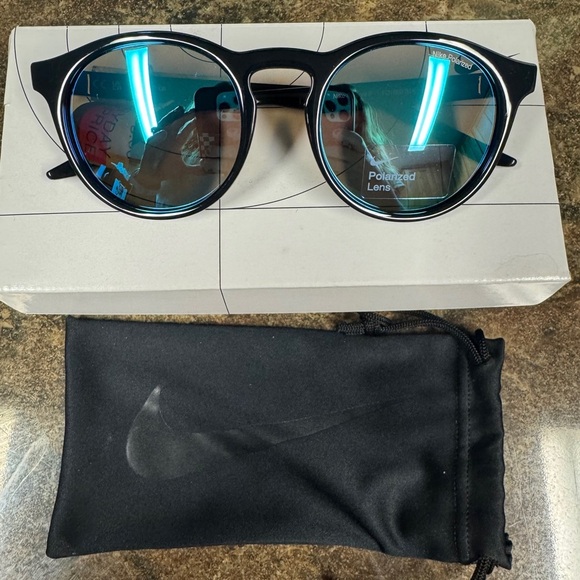 NEW Nike Women’s Sunglasses - Picture 1 of 4